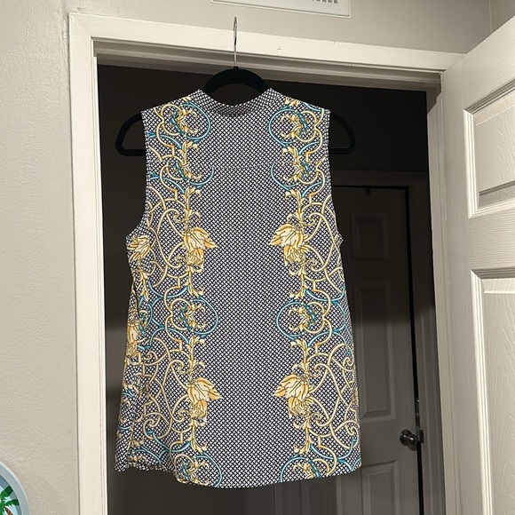 J McLaughlin silk shell size L - Picture 2 of 5